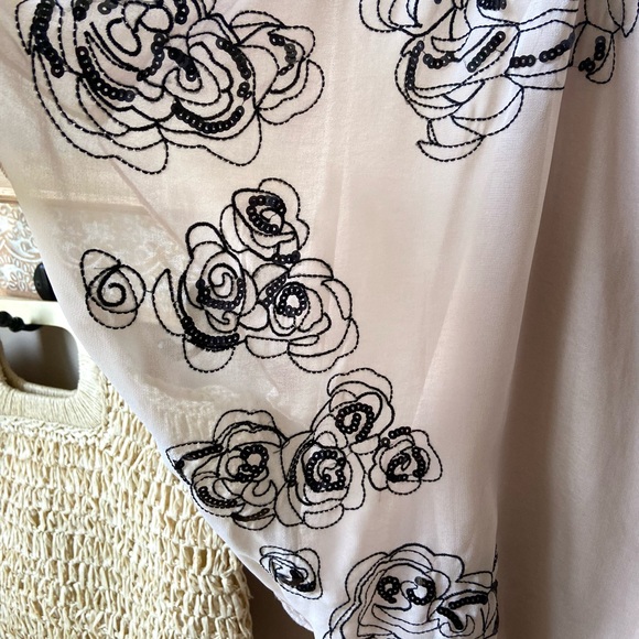 🖤Beige Floral Embroidered Blouse - Picture 2 of 3